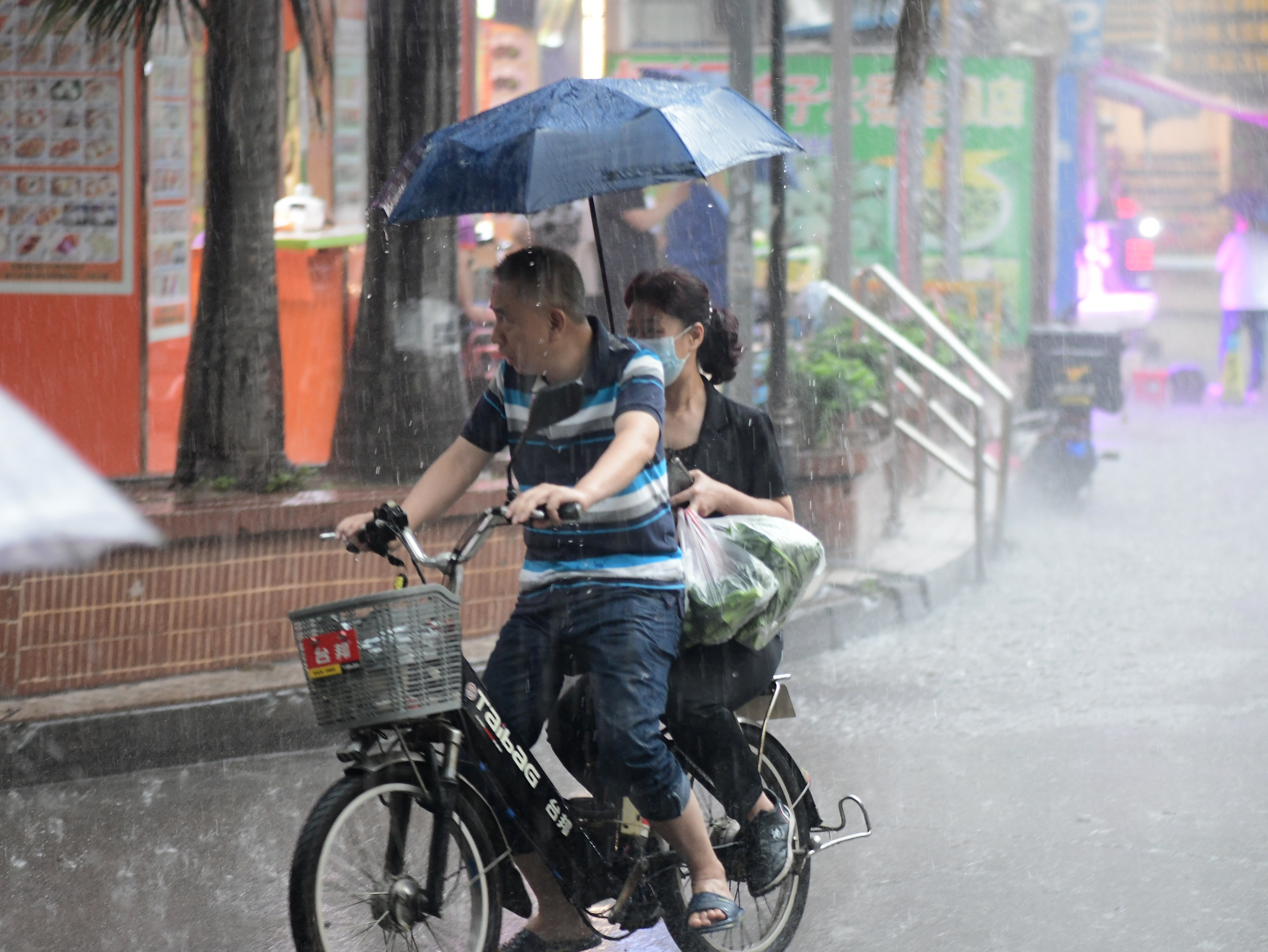 深圳暴雨红色预警来袭，车主雨天行车请注意这些要领  ​