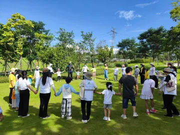 在自然中“上课”！凤凰街道这场职工亲子活动既长知识又有趣