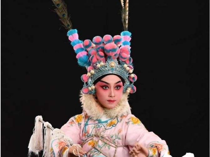 22岁武旦穿高靴上跑步机：不是粤剧离不开我，是我离不开它