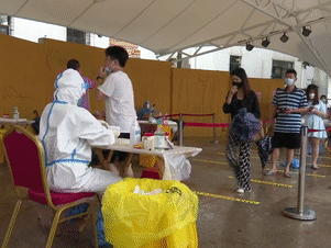 今年最强暴雨，也挡不住深圳人做核酸的步伐…