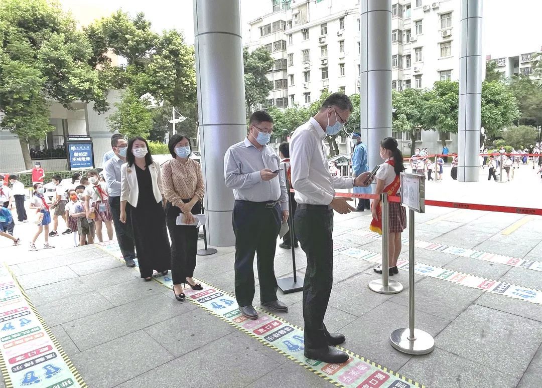 福田区领导来这所小学“推门听课”后，这样说