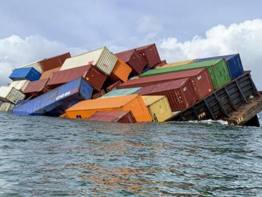 一货船在马六甲海峡发生严重倾斜