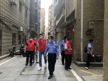 光明街道网格部门携手社区楼长开展创文巡查活动  