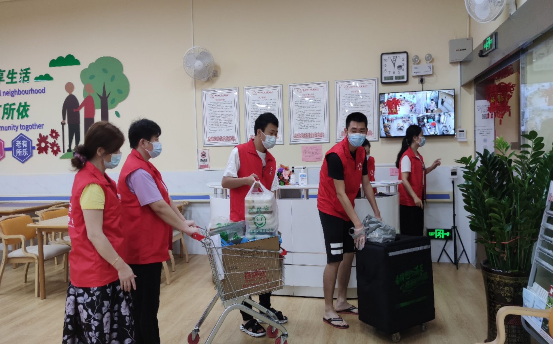 不畏风雨，桂园街道鹿丹村社区开展为高龄长者送餐服务
