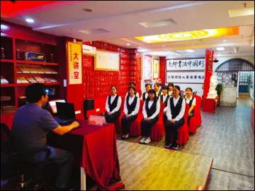 黄贝之声 | 街道行政服务大厅工作人员在润志岁月文化馆接受红色教育