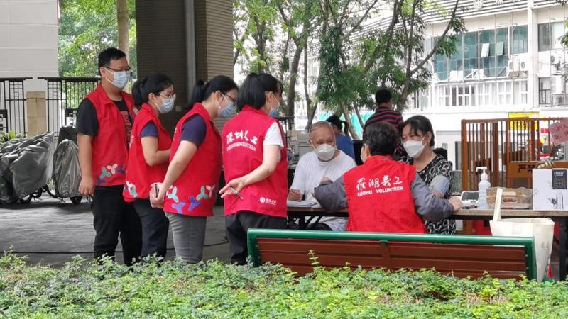 东乐社区​“红色暖心”服务助攻疫苗接种 