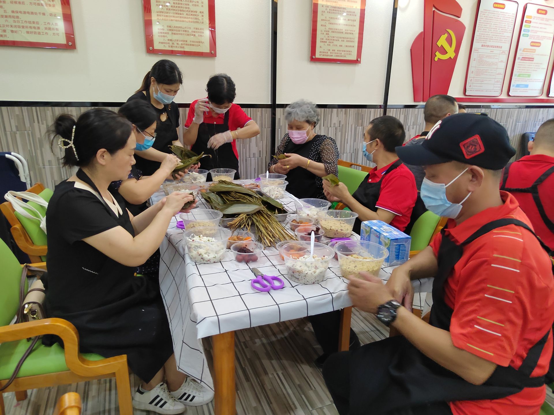 光明街道义工联组织志愿者包粽子庆端午节