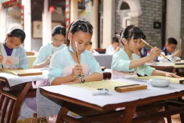 20名青少年身穿汉服走进书法课堂 玉塘街道开展文明实践“墨香润玉塘”书法系列活动