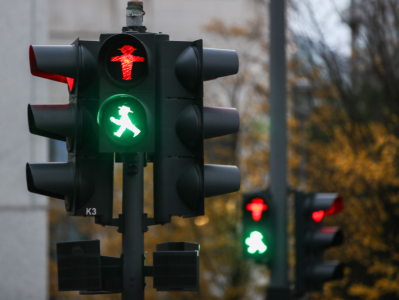红绿灯也能自主学习了？新型人工智能交通信号系统有望减少拥堵