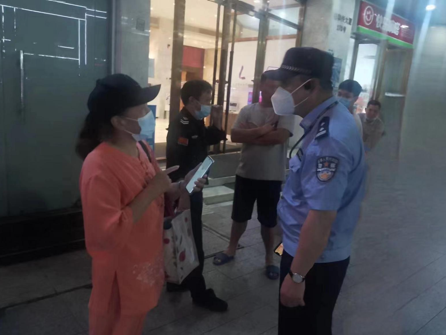 深圳龙华警方成功劝阻两起电信诈骗，涉及金额近700万元