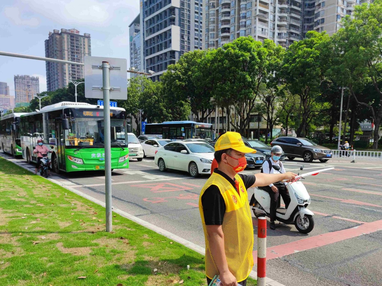 惠州交警启动文明交通志愿服务岗，让文明之花绽放十字路口