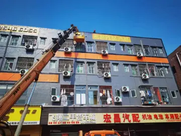 守护人民群众“头顶上的安全” 玉塘街道开展户外广告和门楣招牌专项整治行动