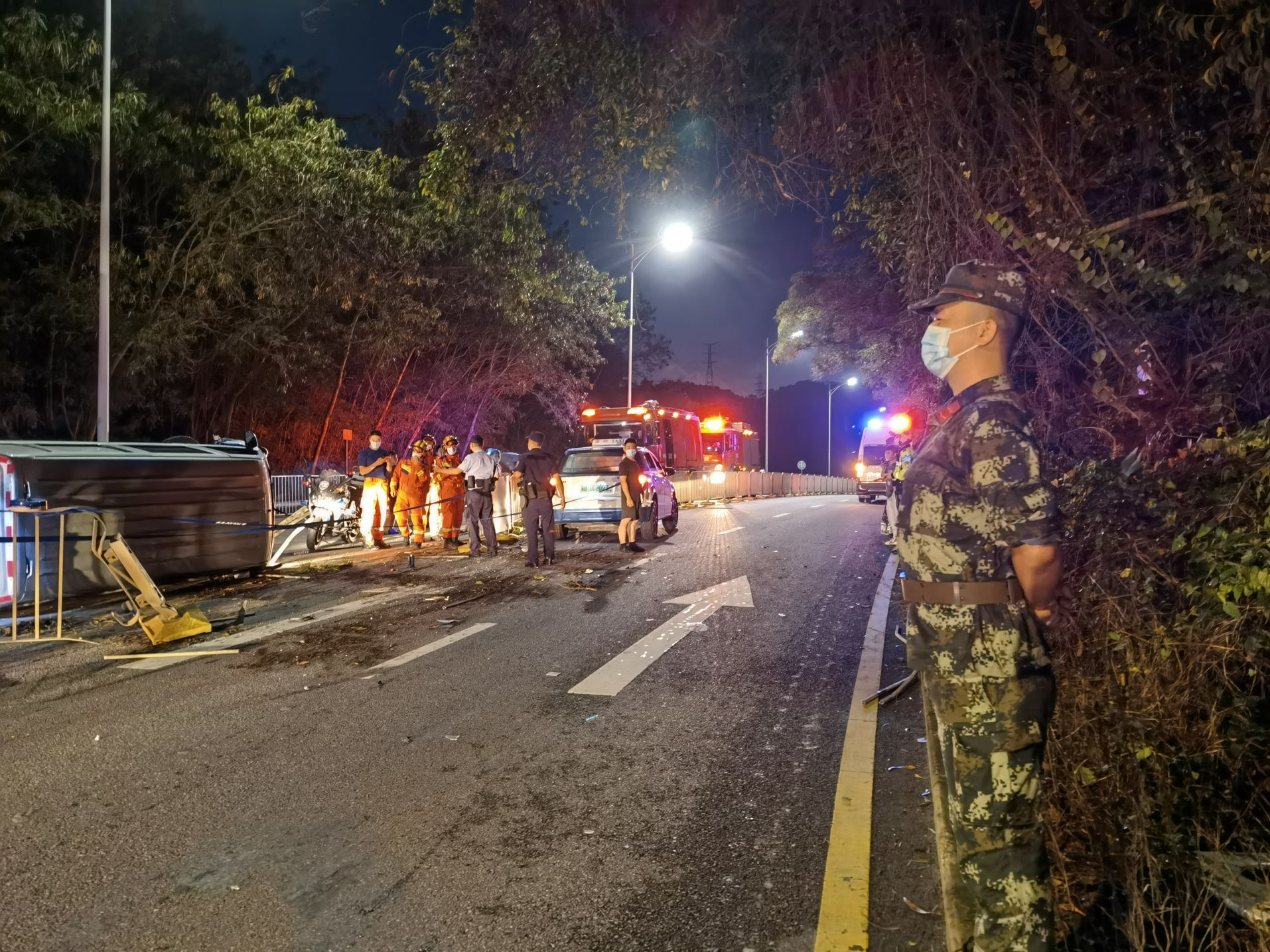 两车相撞三人被困，武警深圳支队战士协力救援