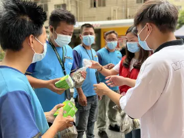 玉塘街道为一线工作人员及快递外卖小哥送上端午慰问