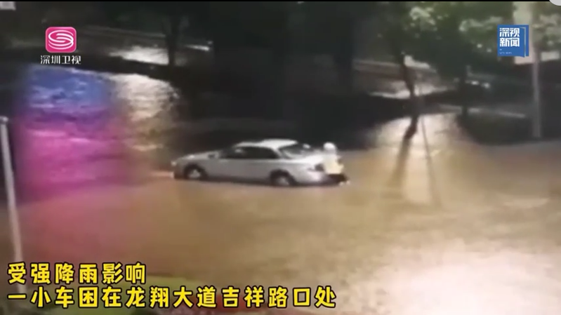 真飒！深圳女铁骑雨中徒手推车施救，称是“基本功”