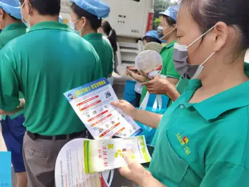 光明街道开展平安创建“进工厂”系列宣传活动