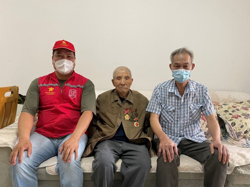 龙华区观澜街道黎光社区退役军人慰问93岁抗美援朝“老班长”