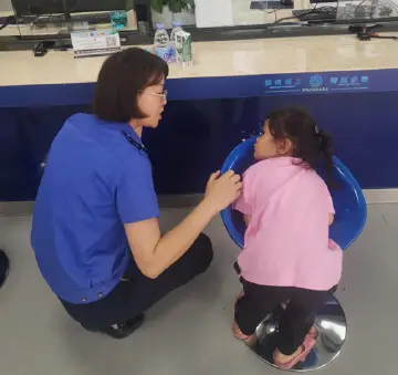 孩子被粗心父母遗忘在办案现场，公明街道工作人员细心照顾彰显执法温度  