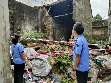 光明街道网格员开展汛期安全隐患排查