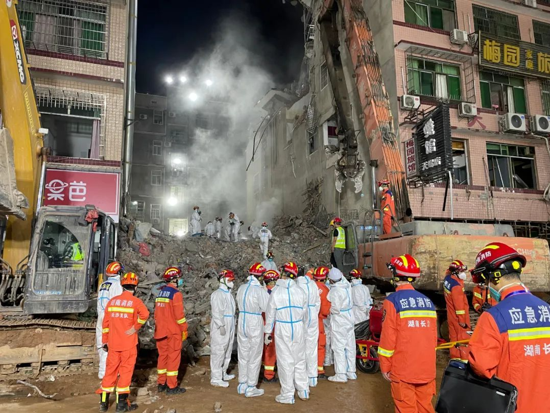128小时后发现第10名幸存者生命迹象 | 湖南长沙居民自建房倒塌事故