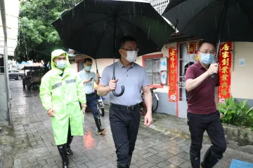 光明街道开展汛期巡查确保居民安全