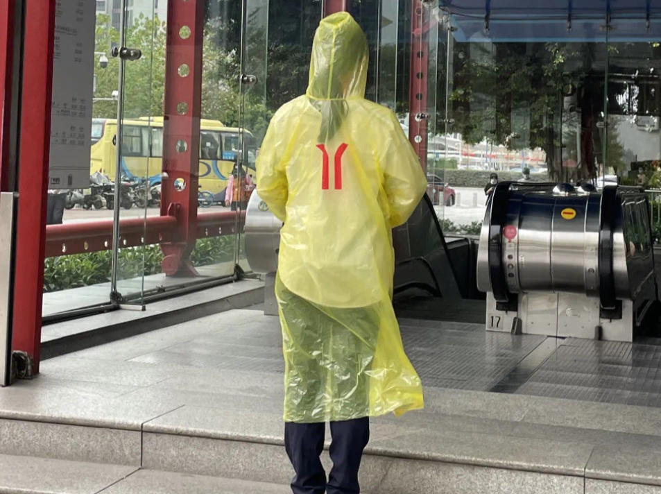 广州地铁31个站试点一分钱领雨衣
