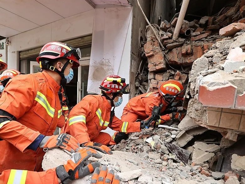 湖南长沙自建房倒塌事故：第8名受困者已补充生理盐水