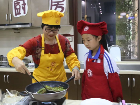 中小学生学做饭引热议，深圳学校早已排上课表