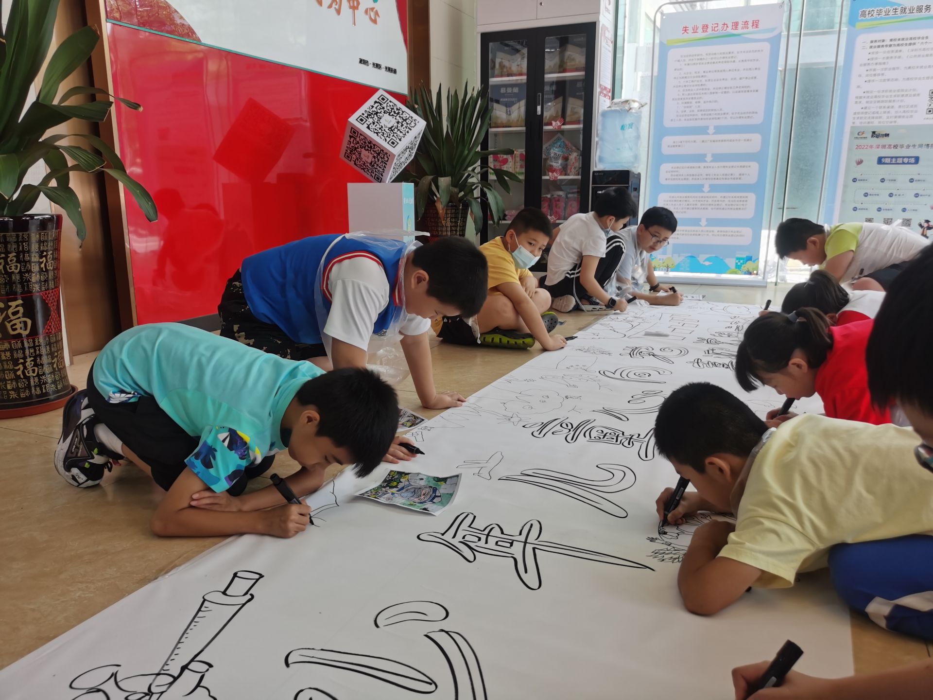 光明街道白花社区开展庆“六一”百米画卷绘画活动