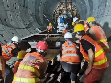 伴随机器轰鸣，深圳地铁建设者挥汗过“五一”