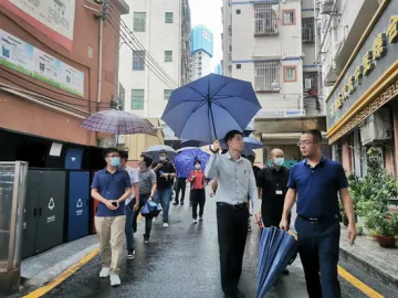 马田街道“文明啄木鸟”冒雨巡查保环境整洁有序  