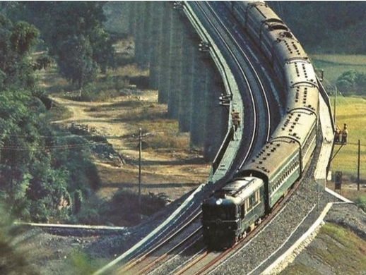广汕高铁重点工程跨京九铁路特大桥连续梁转体成功