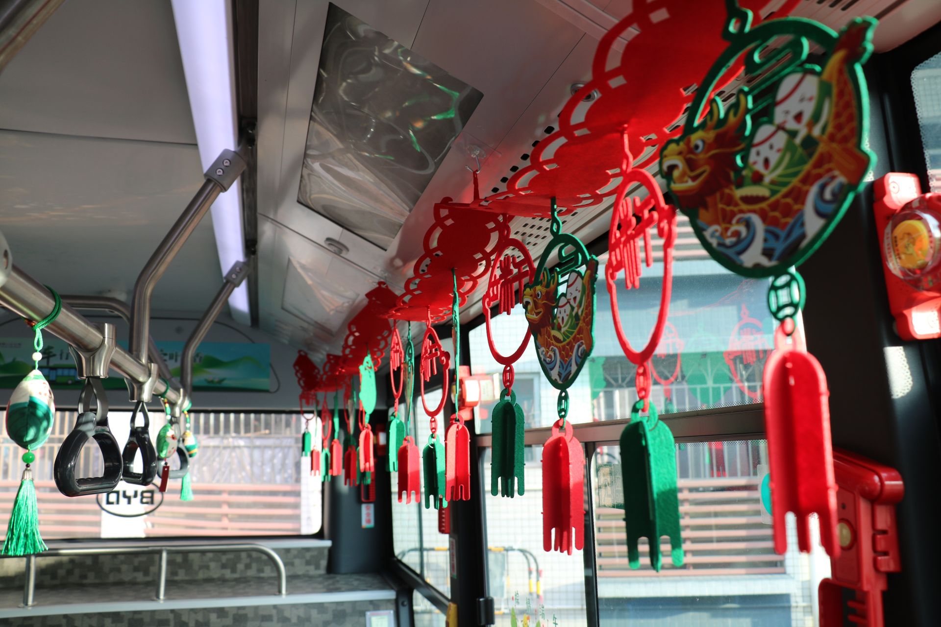 满车艾草香、还能解锁隐藏“粽子”！深圳公交端午主题车厢上线