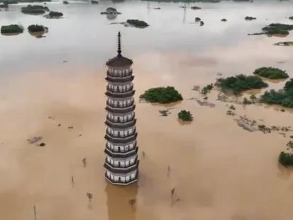 英德市地标文峰塔孤悬江中，文物部门：洪水退后会评估影响