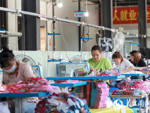 看中国·千家万户的事 安徽阜南这个厂：扶贫车间变身致富企业 