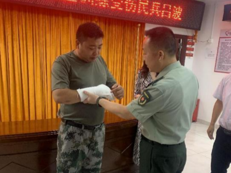 罗湖区人武部慰问手部骨折“不下火线”民兵