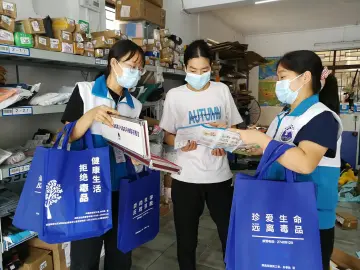 凤凰街道进寄递驿站宣传禁毒知识  