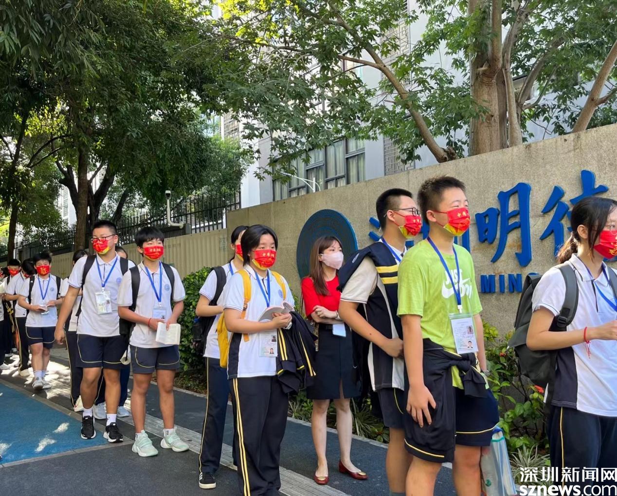 直击现场！深圳中考首日，家长们不一样的“应援”