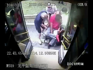 轮椅老人误入快速路，深圳公交大巴上演暖心一幕 