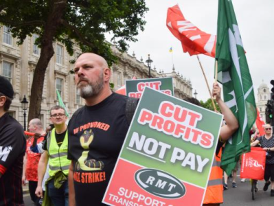 英国铁路面临30多年来最大罢工，工会代表：涨薪应匹配通胀
