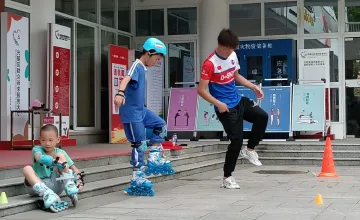 奔跑吧，少年！凤凰街道开展公益轮滑培训
