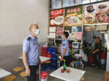 玉塘网格员引导群众落实消防安全隐患自查自纠  