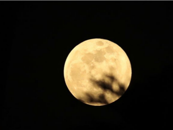 “超级月亮”今晚将高悬夜空！系本年度第二大满月，若天气晴好市民可裸眼赏月