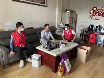公明社区开展慰问党员活动