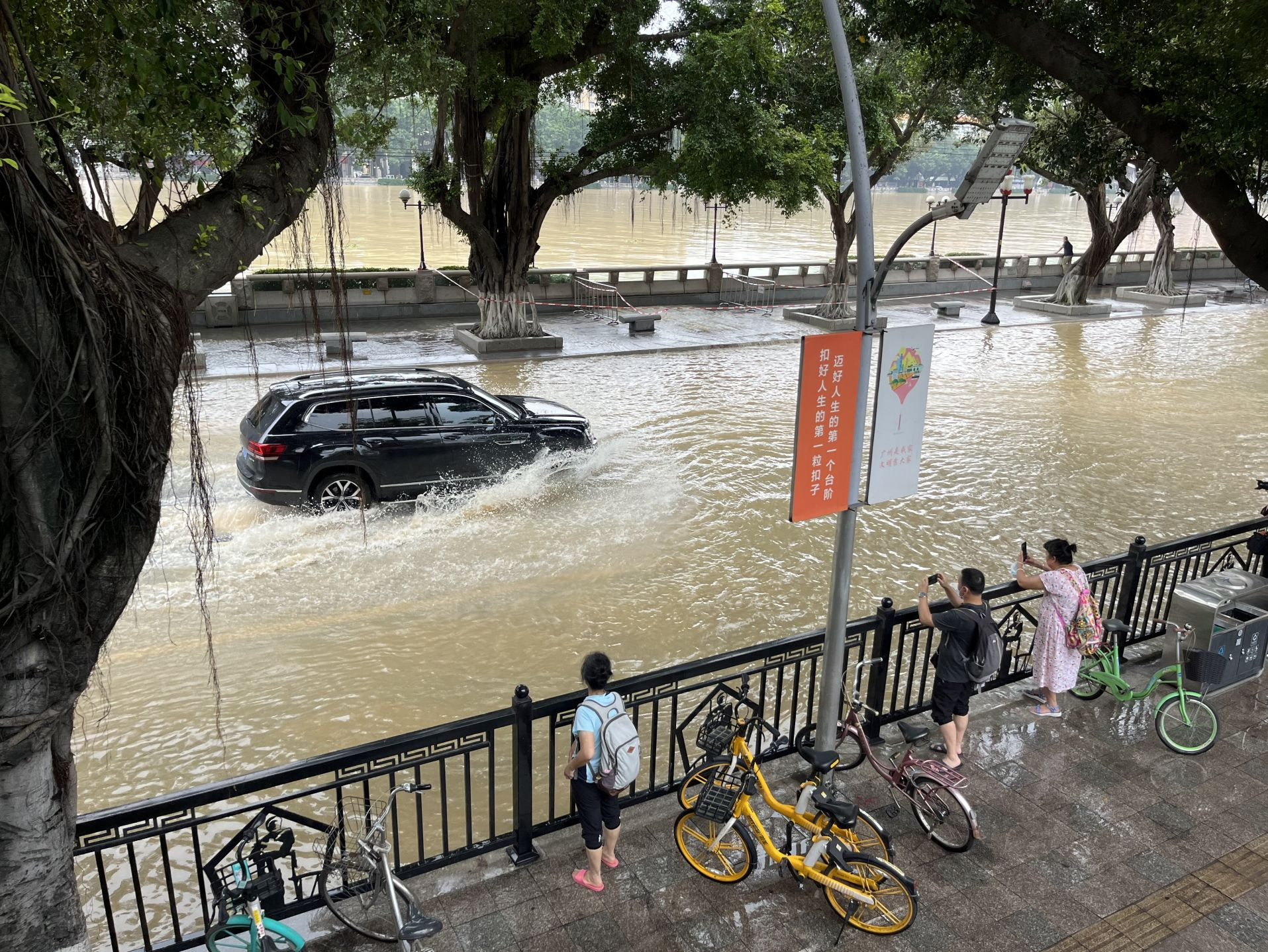 今天珠江潮位预计仍超警戒线，广州将发布中心城区洪水预警