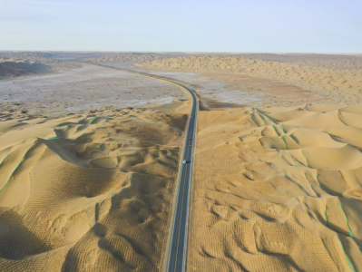 第三条穿越世界第二大流动沙漠公路通车