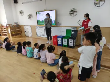 凤凰街道走进幼儿园开展垃圾分类宣传实践活动
