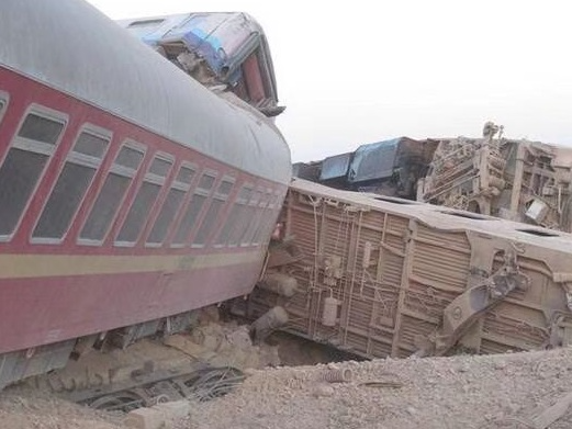 伊朗火车脱轨现场曝光：车厢侧翻相撞，已致13死60伤