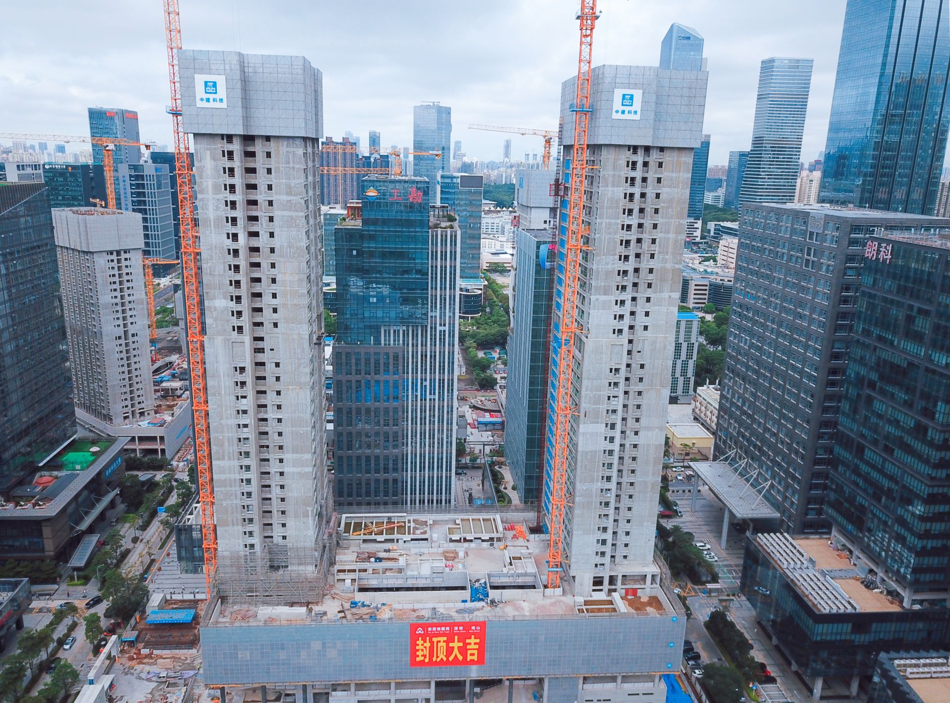 深圳市安居南馨苑项目主体结构封顶，建成后将提供768套住房
