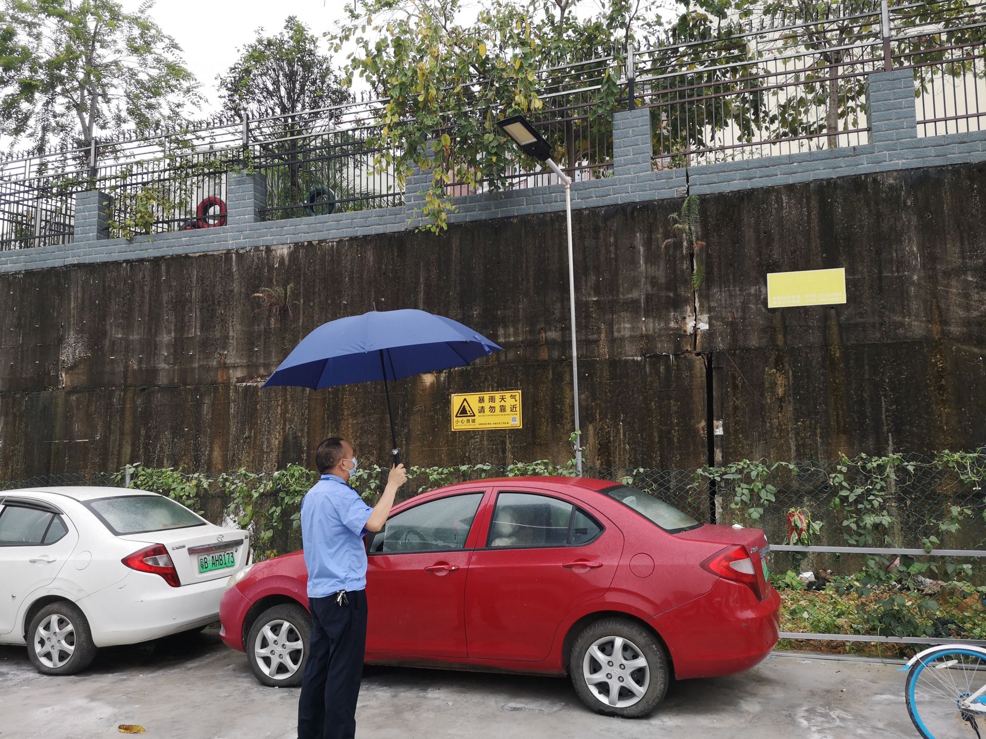 光明街道积极开展强降雨天气安全隐患排查工作